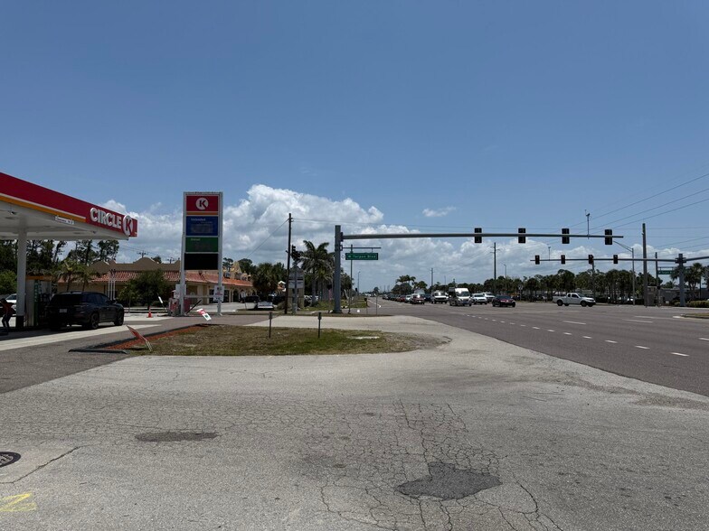2646 Tamiami Trl, Port Charlotte, FL à vendre - Photo du bâtiment - Image 3 de 6