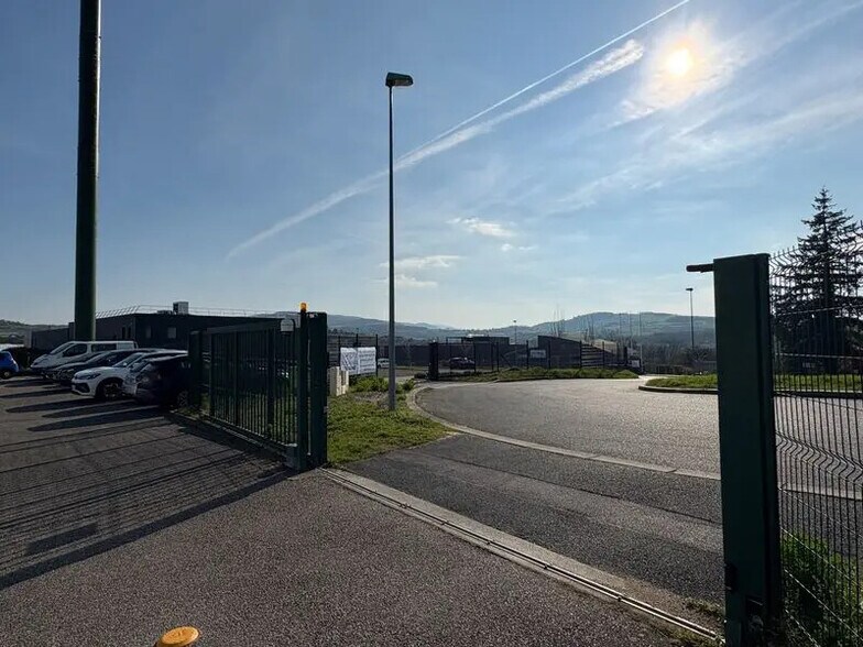Flex dans FLEURIEUX-SUR-L'ARBRESLE à louer - Photo du bâtiment - Image 3 de 9