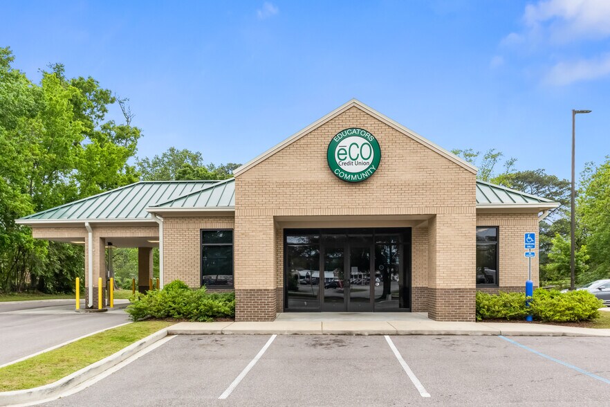 eCO Credit Union Portfolio portfolio of 5 properties for sale on LoopNet.ca - Building Photo - Image 3 of 6