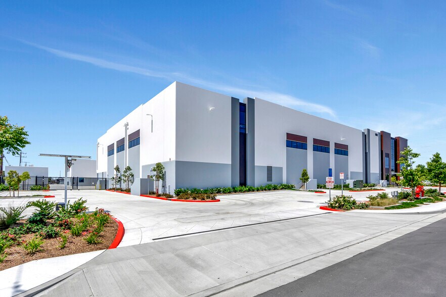 1062 McGaw Ave, Irvine, CA à louer - Photo du bâtiment - Image 3 de 6