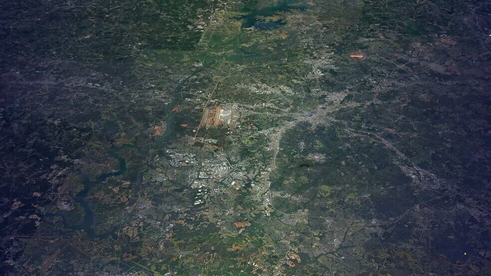 1850 Continental Blvd, Charlotte, NC à louer - Vidéo sur l’inscription commerciale - Image 2 de 9