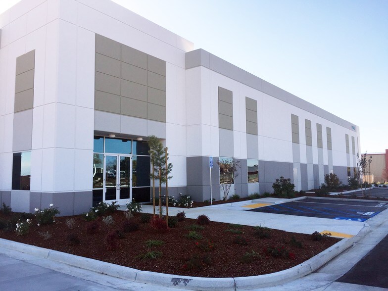 34943-34947 Flyover Ct, Bakersfield, CA à louer - Photo du bâtiment - Image 3 de 10