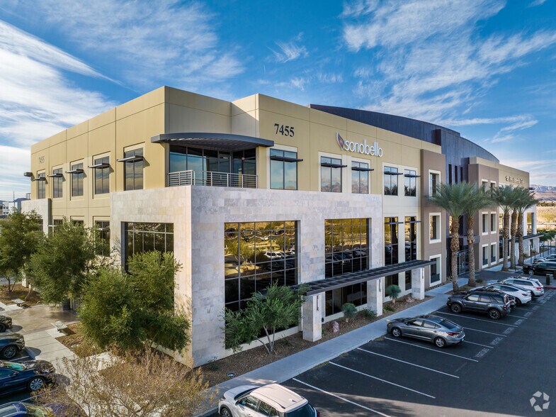 7455 Arroyo Crossing Pky, Las Vegas, NV à louer - Photo du bâtiment - Image 1 de 15