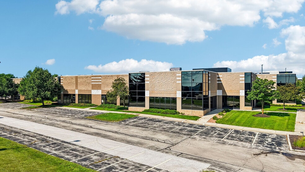 W165 N5731 Ridgewood Dr, Menomonee Falls, WI for lease - Building Photo - Image 3 of 16