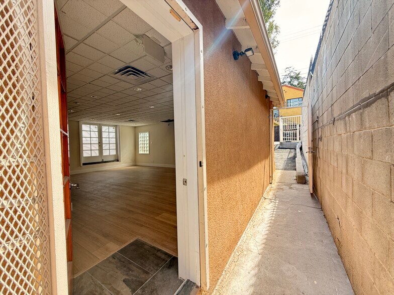 11326 Ventura Blvd, Studio City, CA à louer - Photo du bâtiment - Image 3 de 7