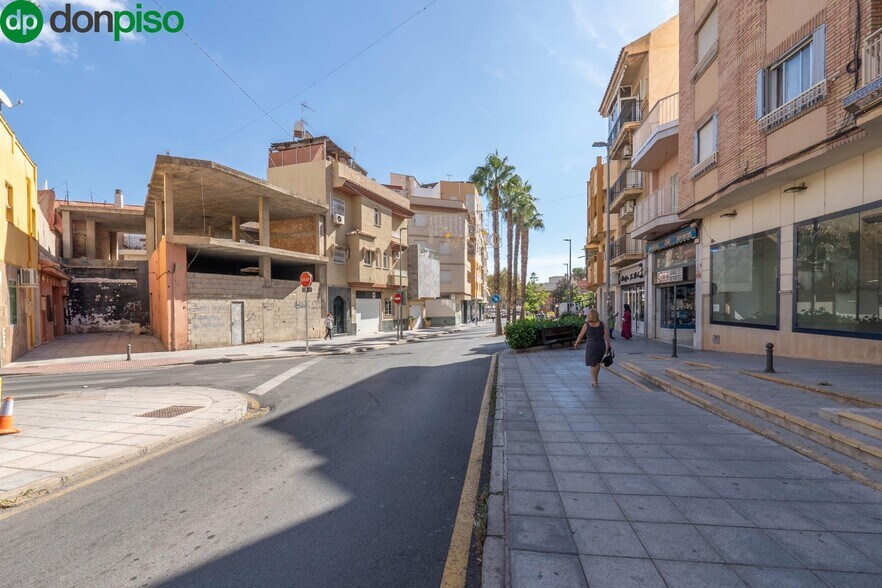 Calle Rambla de Capuchinos, 18, Motril, Granada à vendre - Photo du bâtiment - Image 2 de 11
