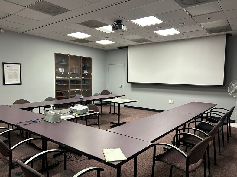 211 Boston St, Middleton, MA for lease - Interior Photo - Image 2 of 4