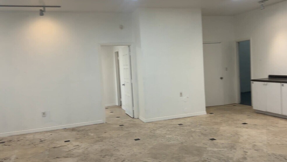 3056 NE 12th Ter, Oakland Park, FL à vendre - Vidéo sur l’inscription commerciale - Image 2 de 14