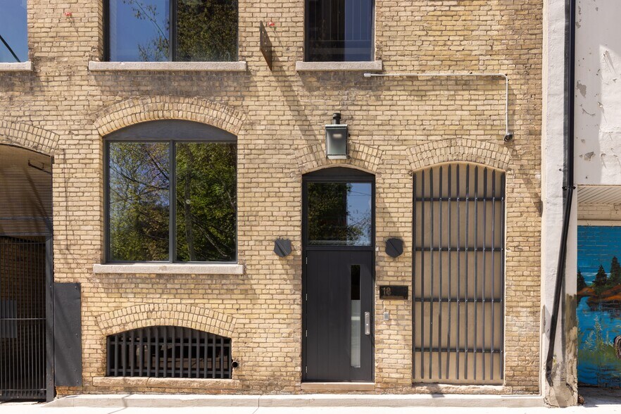 18 Gloucester Ln, Toronto, ON à vendre - Photo du bâtiment - Image 2 de 11