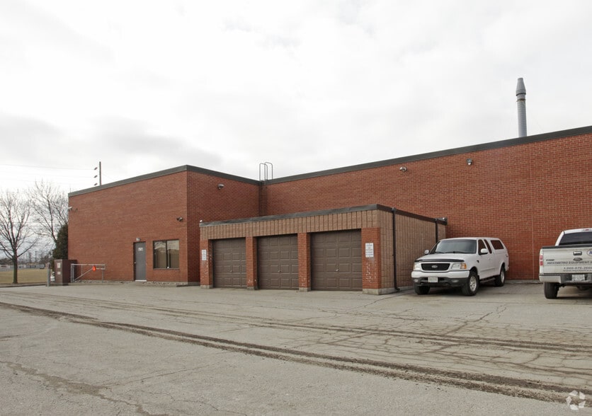 195 Claireville Dr, Toronto, ON à louer - Photo du bâtiment - Image 2 de 2