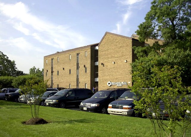 6116 Rolling Rd, Springfield, VA à vendre - Photo du bâtiment - Image 2 de 53