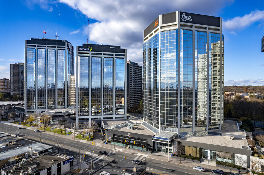 3280 Bloor St W, Toronto, ON à louer - Photo du bâtiment - Image 2 de 27