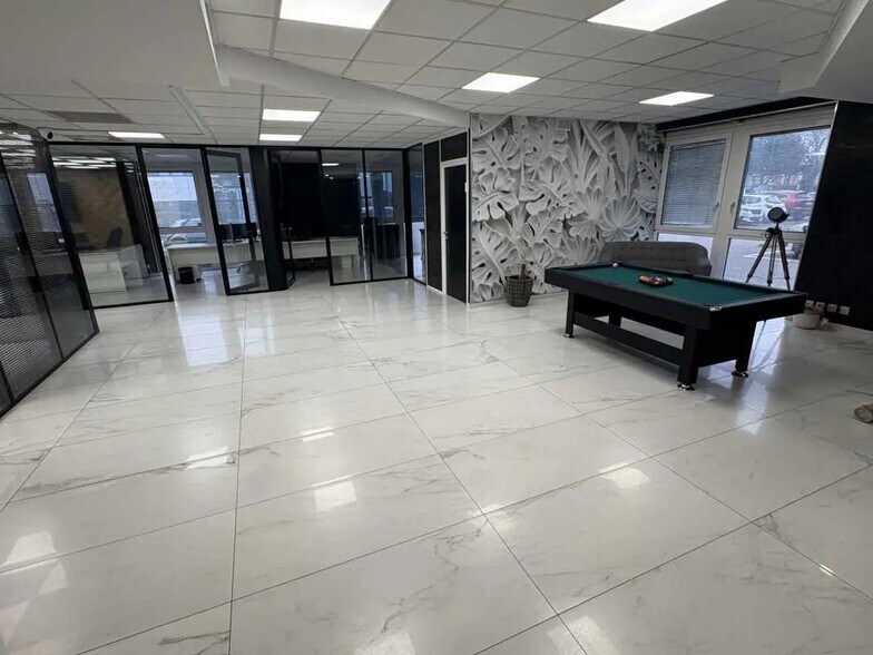 Office in Bron for lease - Interior Photo - Image 3 of 15