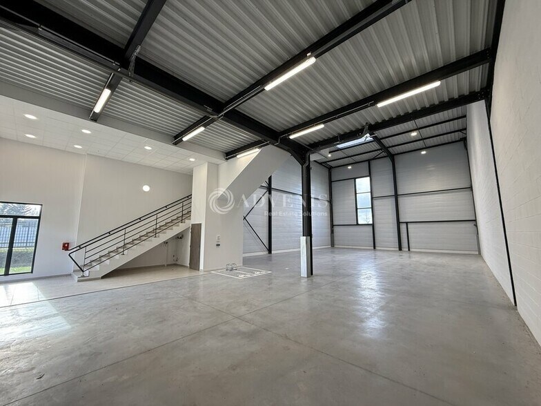 Flex in Chalifert for lease - Interior Photo - Image 2 of 7