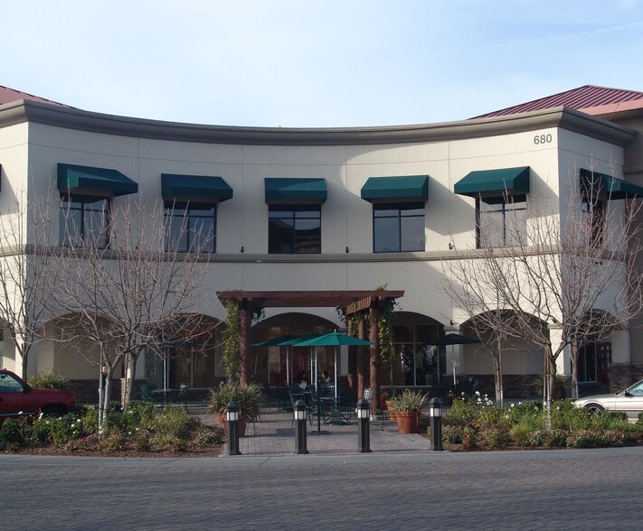 680 W Shaw Ave, Fresno, CA for lease - Building Photo - Image 1 of 6