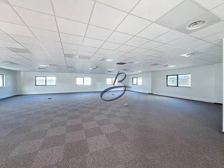Office in Bourgoin-Jallieu for lease - Interior Photo - Image 3 of 11