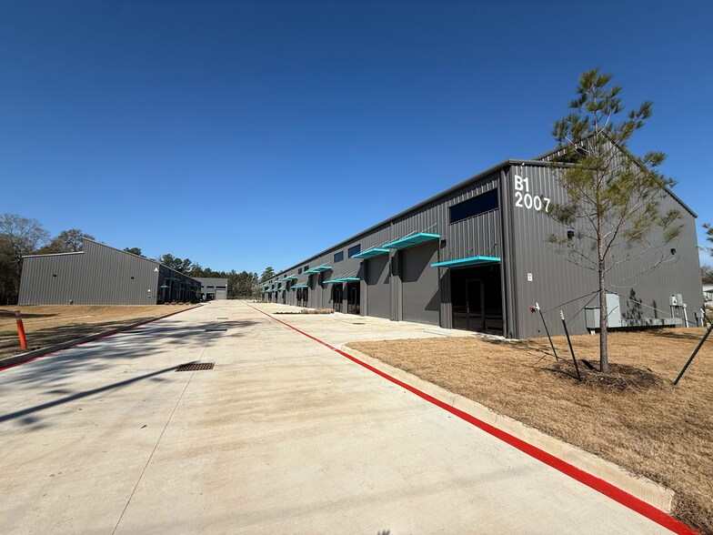 2007 Airport Rd, Conroe, TX à louer - Photo du bâtiment - Image 2 de 13