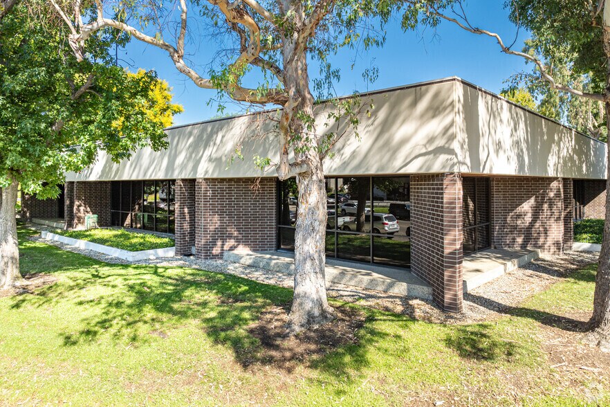 21155 Califa St, Woodland Hills, CA for sale - Building Photo - Image 2 of 7