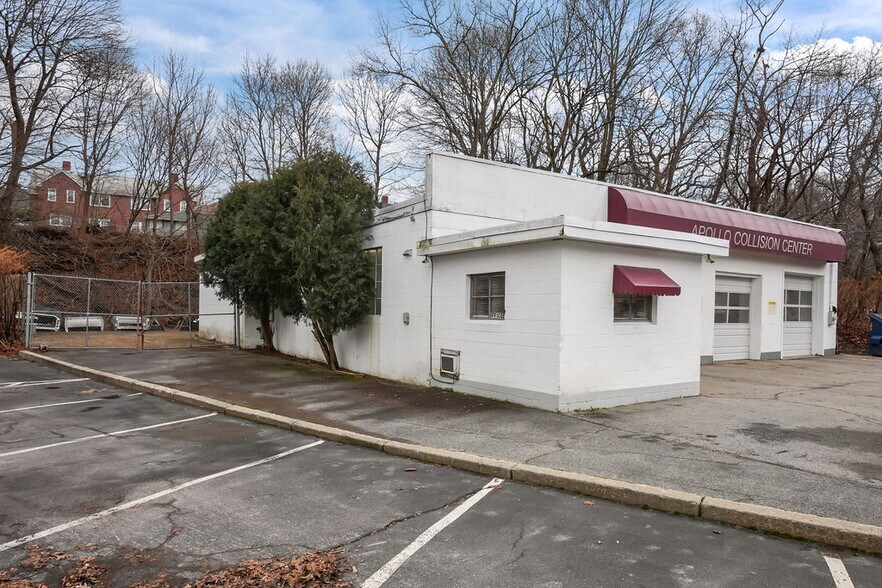 3 Lower Rd, Lincoln, RI à vendre - Photo du bâtiment - Image 2 de 24