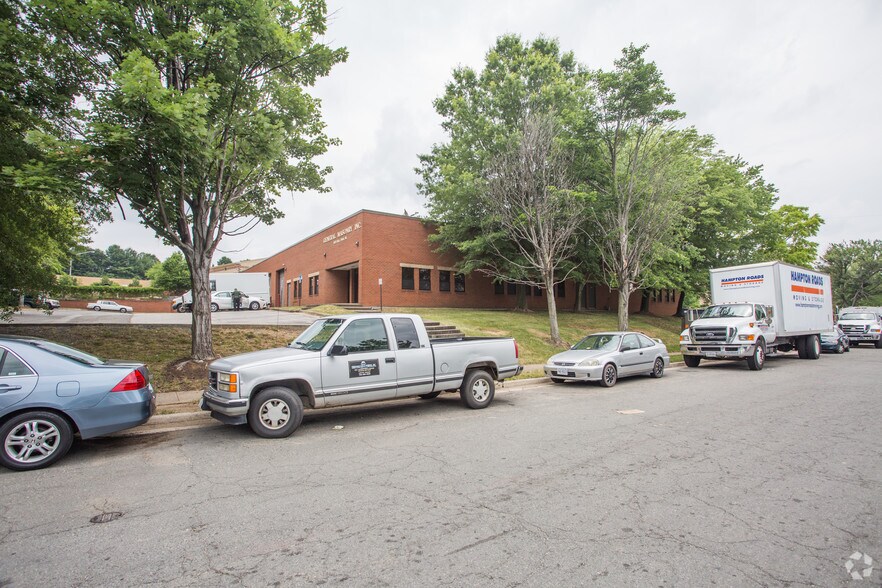 6825 Hill Park Dr, Lorton, VA à louer - Photo principale - Image 1 de 9