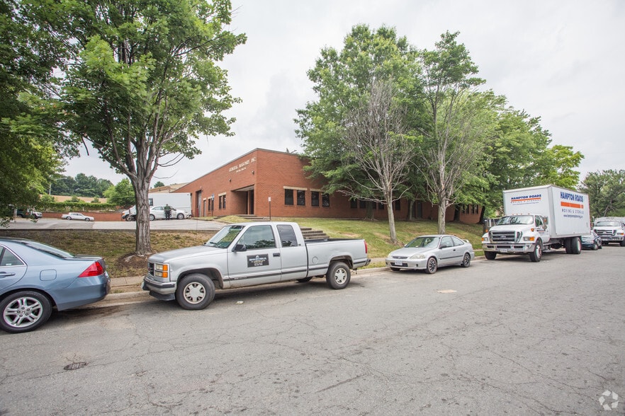 6825 Hill Park Dr, Lorton, VA for lease - Primary Photo - Image 1 of 9