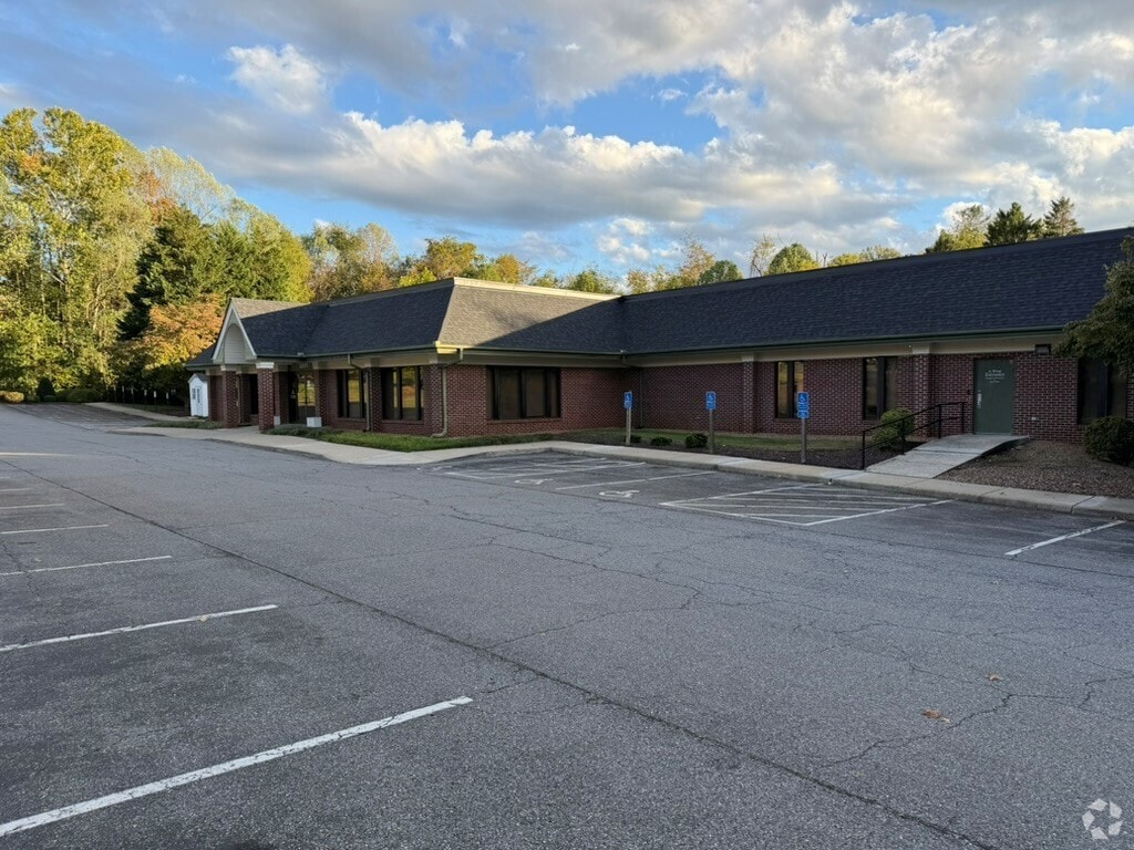2215 Landover Pl, Lynchburg, VA for sale Primary Photo- Image 1 of 6