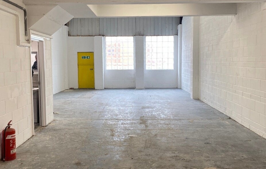 1 Kirkby Bank Rd, Liverpool for lease - Building Photo - Image 3 of 11