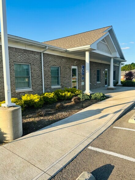 206 W Main St, New London, OH à louer - Photo du bâtiment - Image 3 de 19