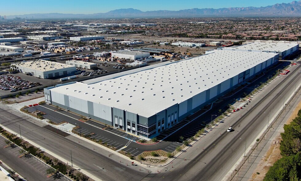 3325 E Washburn Rd, North Las Vegas, NV à louer - Photo du bâtiment - Image 3 de 9
