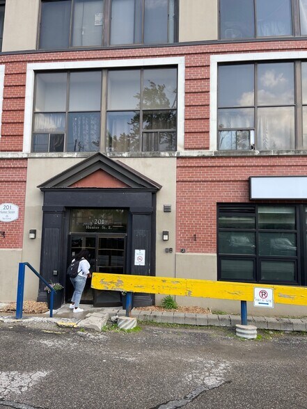 201-211 Hunter St E, Peterborough, ON for lease - Building Photo - Image 3 of 12