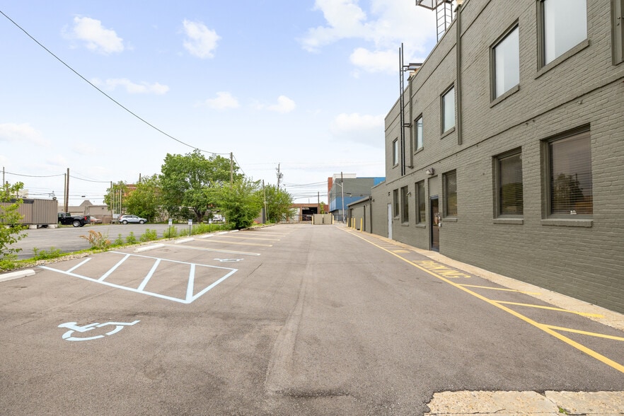 724 N Illinois St, Indianapolis, IN for lease - Building Photo - Image 2 of 11