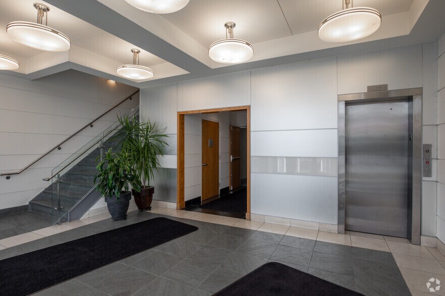 100 Ring Rd W, Garden City, NY à louer - Hall d’entrée - Image 3 de 5