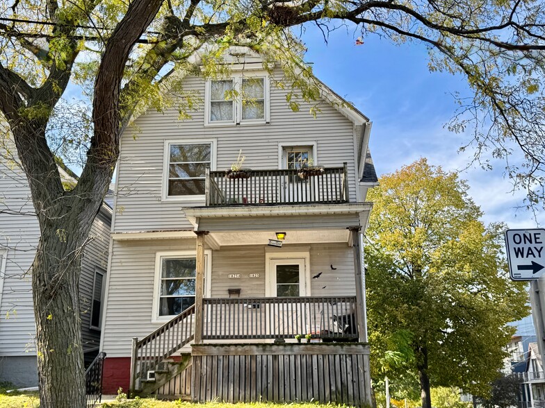 1825 N Astor St, Milwaukee, WI for sale - Building Photo - Image 2 of 28