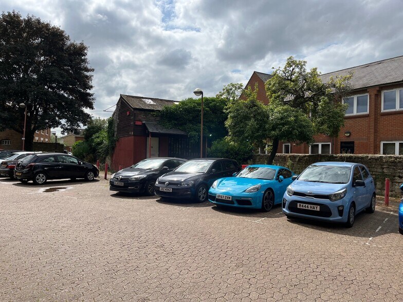 4A Cofferidge Close, Milton Keynes à vendre - Photo du bâtiment - Image 2 de 5