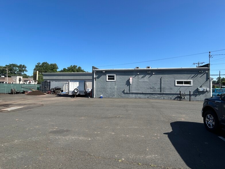 151 Kitts Ln, Newington, CT à vendre - Photo du bâtiment - Image 2 de 5