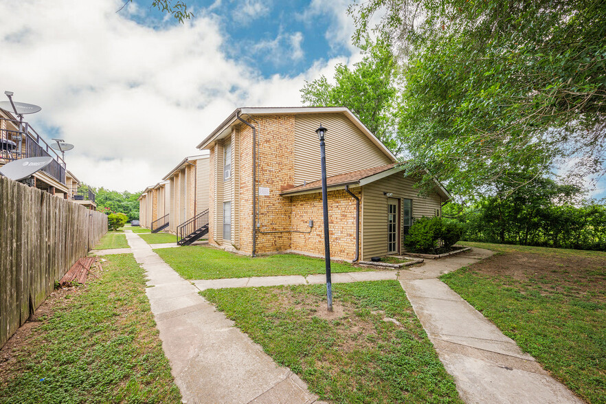 700 N Medina St, Lockhart, TX à vendre - Photo principale - Image 2 de 30