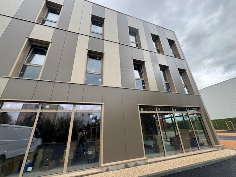 Office in Villefranche-sur-Saône for lease - Building Photo - Image 1 of 3