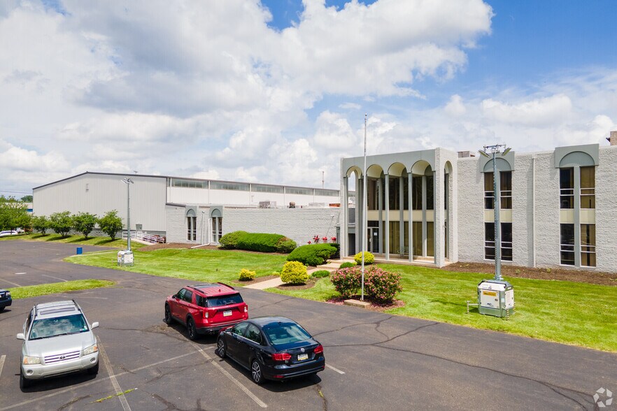 707 N Valley Forge Rd, Lansdale, PA à louer - Photo du bâtiment - Image 2 de 6