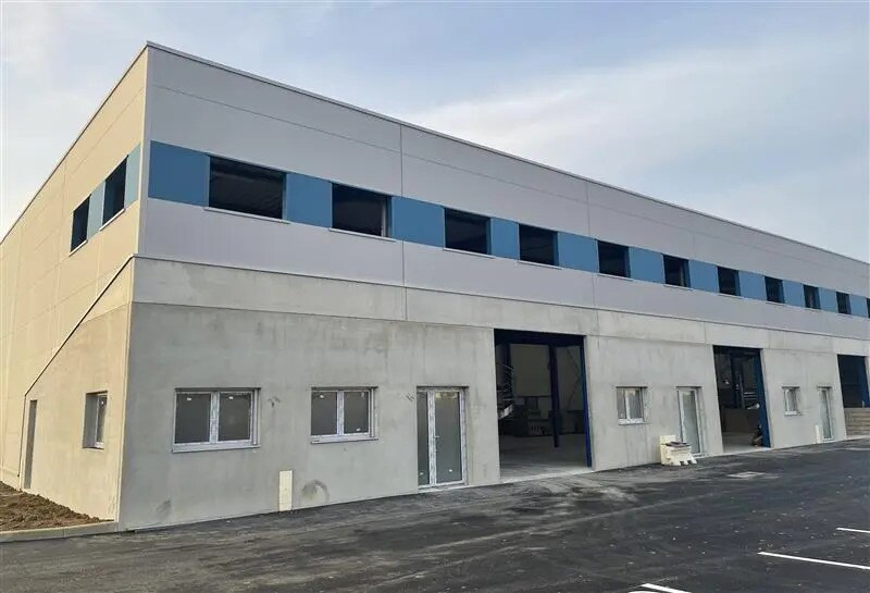 Flex in Courtry for lease Building Photo- Image 1 of 6