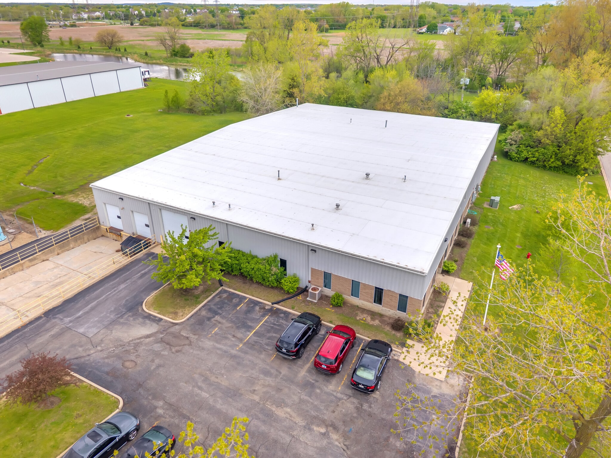 197 Alder Dr, North Aurora, IL for sale Primary Photo- Image 1 of 39