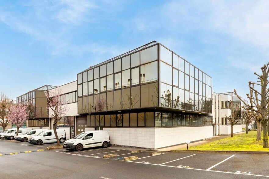 Industrial in Nanterre for lease - Building Photo - Image 1 of 9