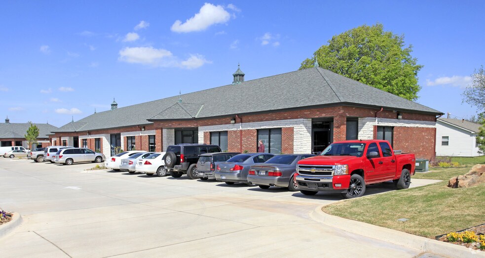 825 S Kelly Ave, Edmond, OK à vendre - Photo du bâtiment - Image 2 de 6