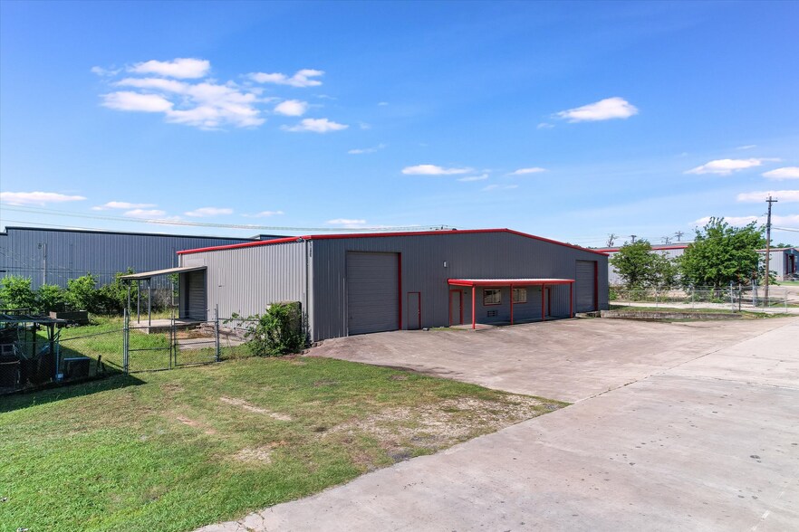 255 Interstate Dr, Buda, TX à vendre - Photo du bâtiment - Image 2 de 8