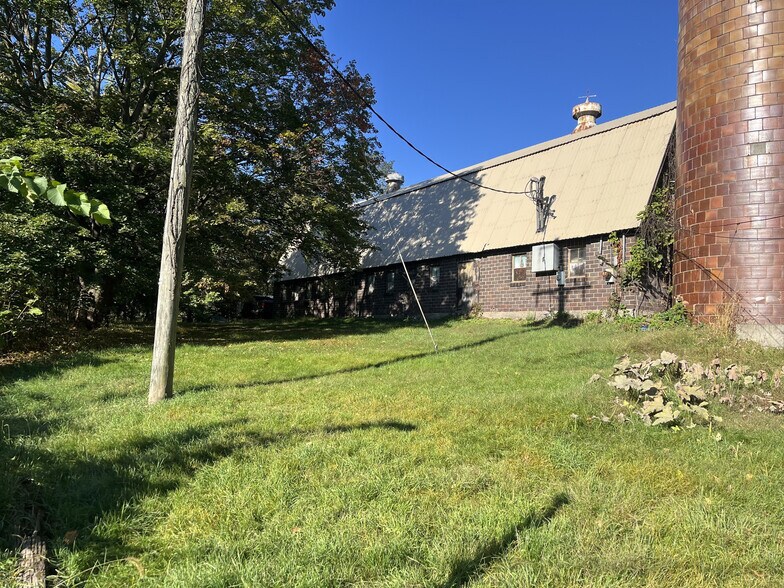 575 Shoemaker Ave portefeuille de 3 propriétés à vendre sur LoopNet.ca - Photo du bâtiment - Image 3 de 10