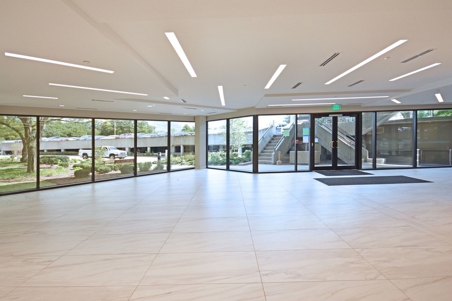 38505 Woodward Ave, Bloomfield Hills, MI for lease - Lobby - Image 3 of 7