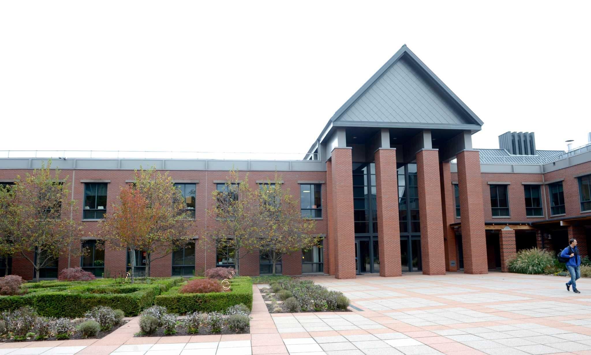 8-14 Research Dr, Bethel, CT à vendre Photo principale- Image 1 de 7