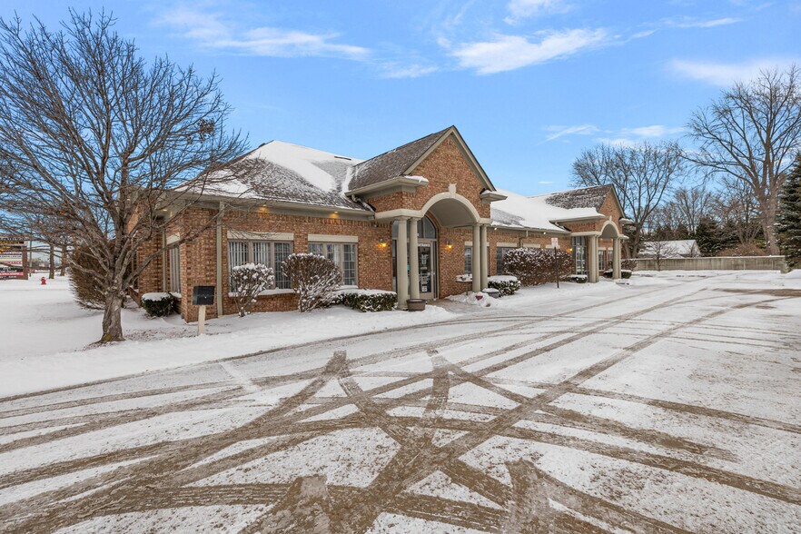 42560 Van Dyke Ave, Sterling Heights, MI à louer - Photo du bâtiment - Image 3 de 21