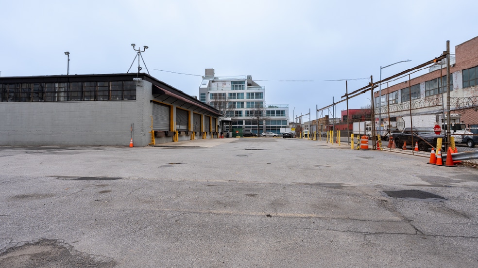 273 Meserole Ave, Brooklyn, NY for lease - Building Photo - Image 2 of 10