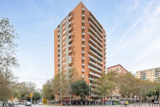 Plus de détails pour Multi-résidentiel à vendre
