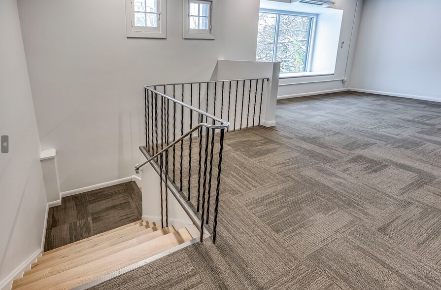 204 St George St, Toronto, ON for lease - Interior Photo - Image 3 of 9